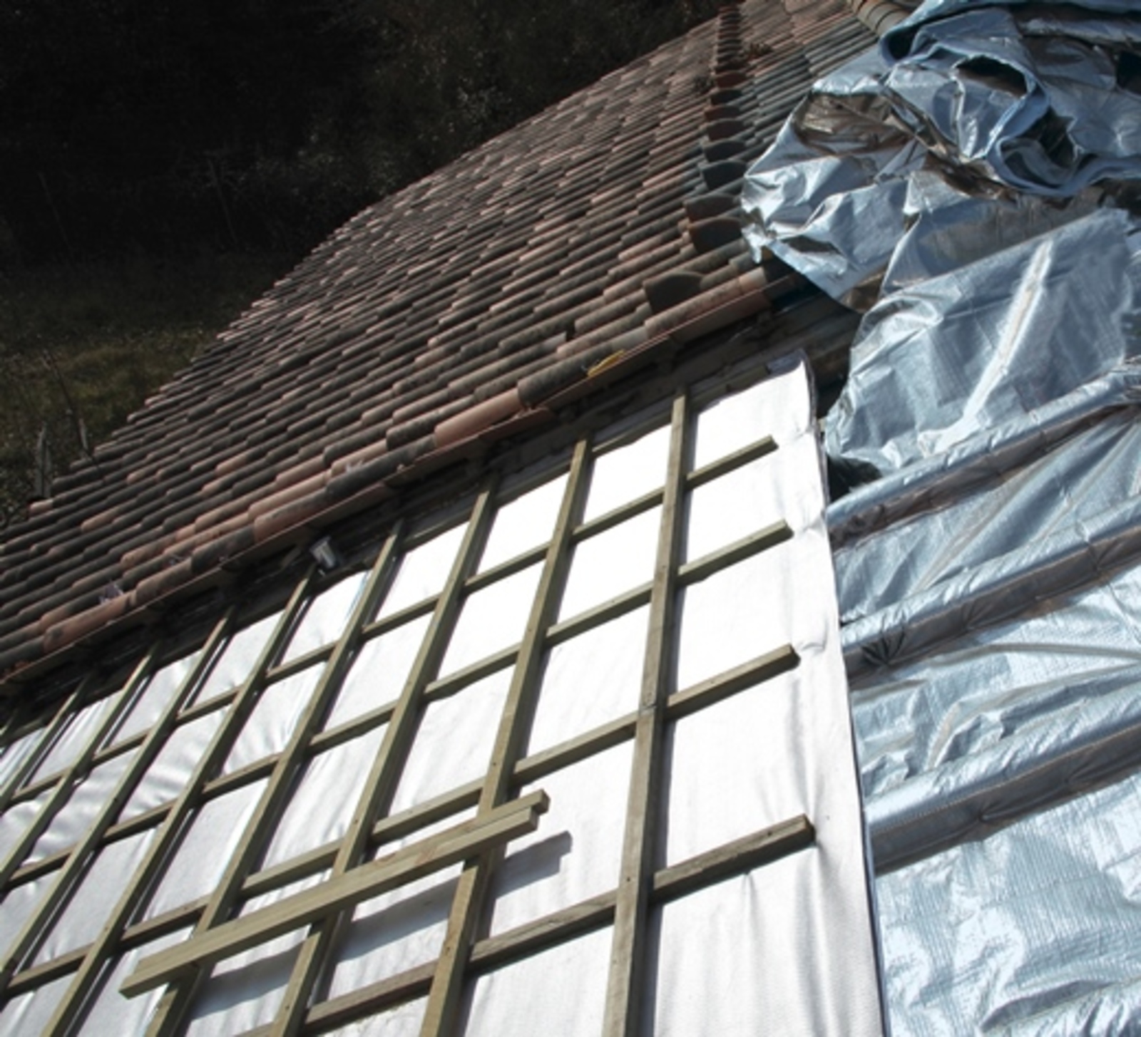 Isolation thermique par l'extérieur en toiture : légère ou